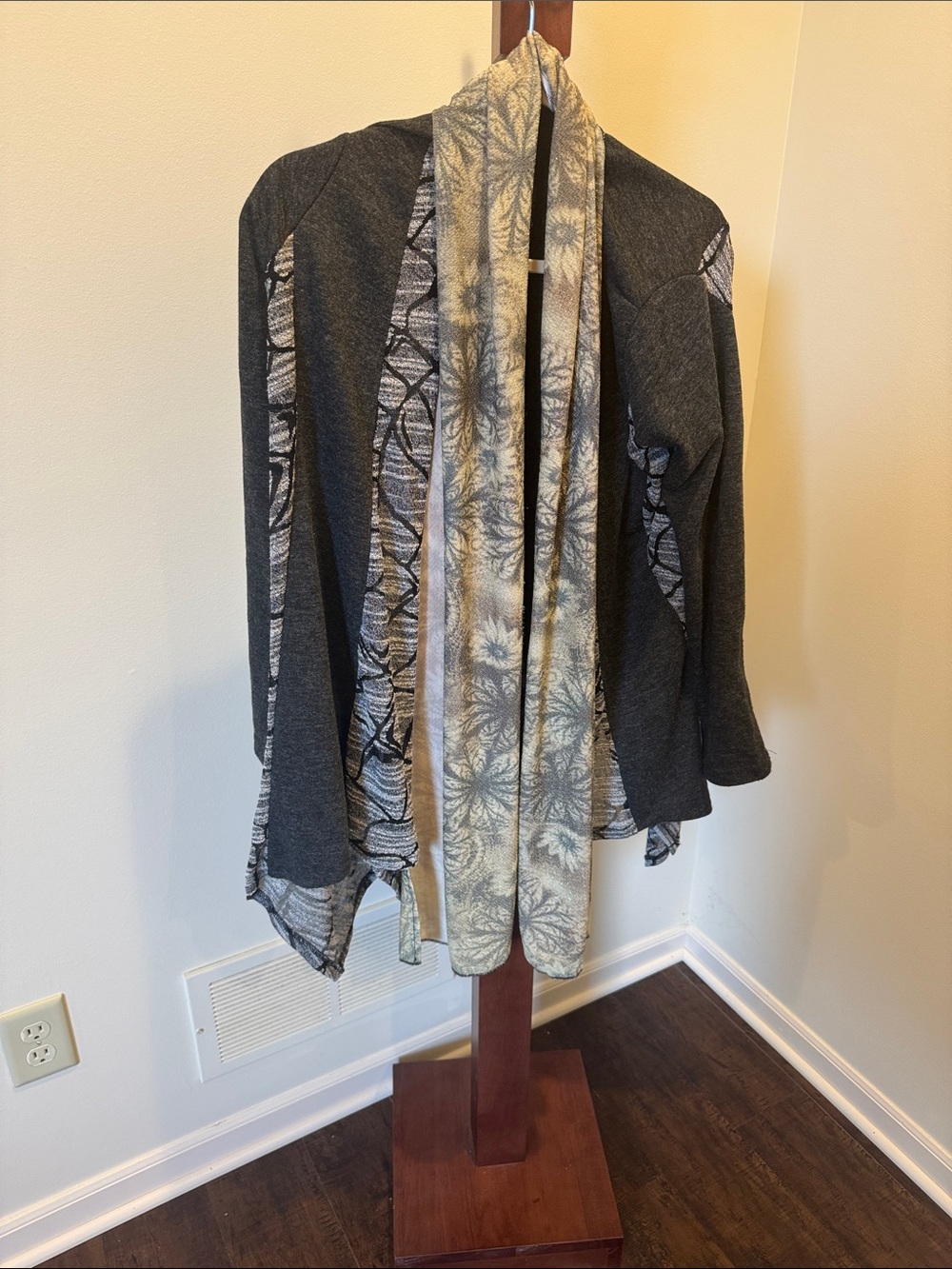 Kamana sz small Open-Front Cardigan Shrug in Charcoal and Green